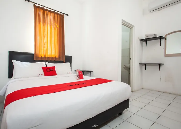 Reddoorz Plus Near Galaxy Mall Surabaya
